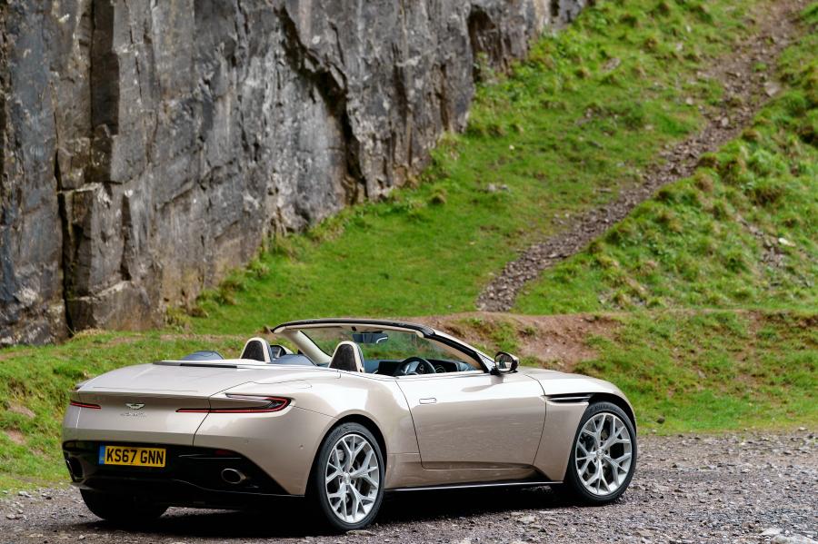  Aston Martin DB11 V8 Volante 2018 года  (UK) (фото 3 из 40)